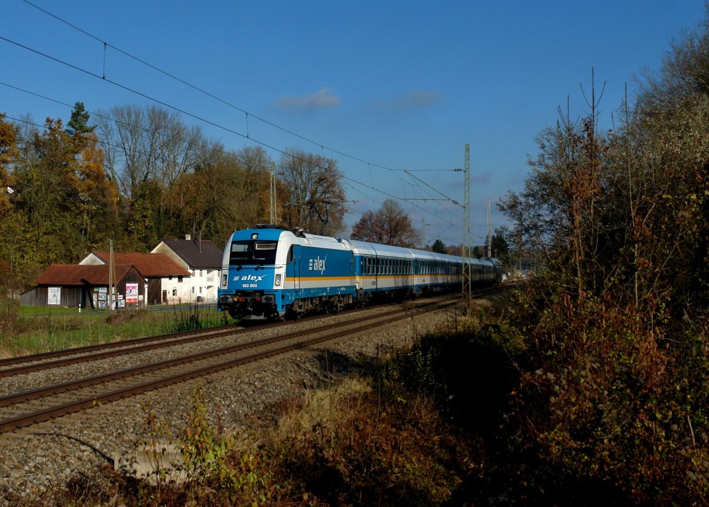 183 005 mit einem ALX nach Mnchen Hbf am 09.11.2012 unterwegs bei Moosburg.