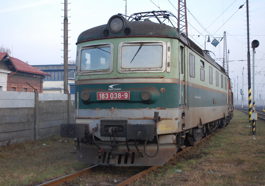 183 038-9 der ZSSKC, abgestellt in Bf. Vrtky/Ruttek an der Kaschau-Oderberger Bahn; 17.11.2011 