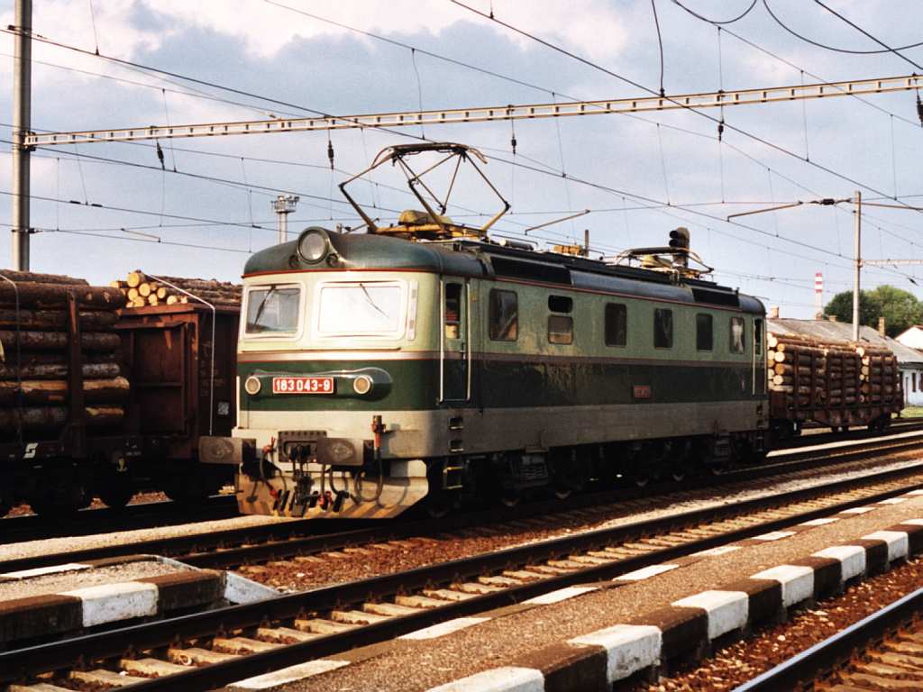 183 043-9 auf Bahnhof Poprad Tatry am 2-8-2005. Bild und scan: Date Jan de Vries.