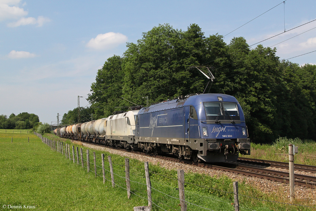 183 500 und 182 601 mit einem Kesselwagenzug am 09.07.2013 in Vogl.