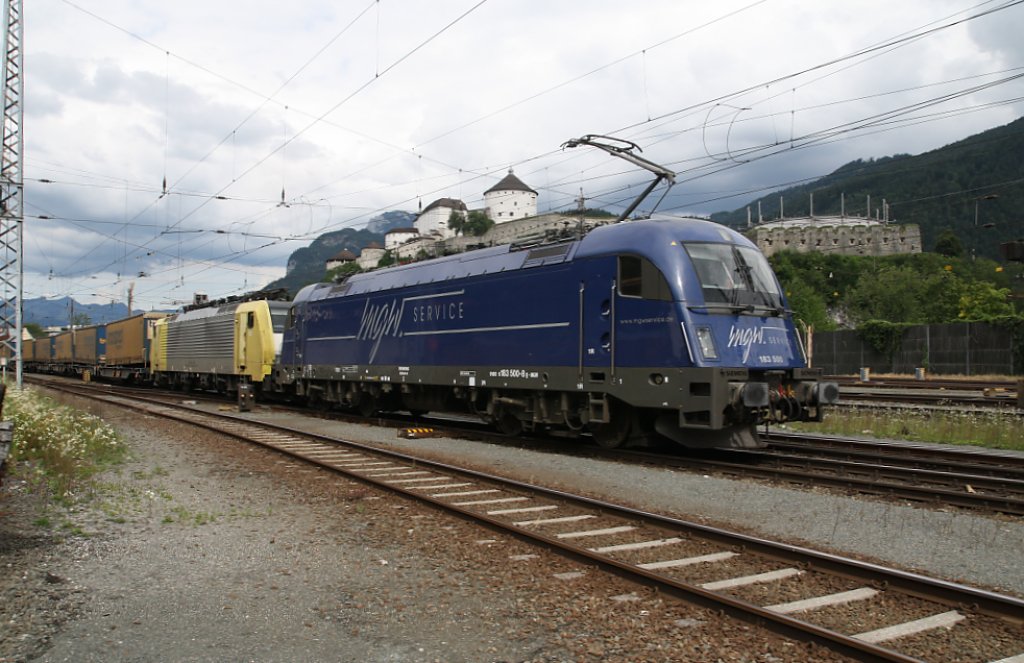 183 500-8 der MGW-Service und 189 995-4 mit Sattelaulegern von Transped verlassen am 26.7 2011 den Bahnhof Kufstein Richtung Brenner 