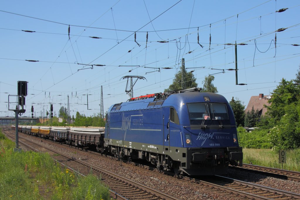 183 500-8 der mgw Service mit einem Schwellenzug in Sch�nebeck (Elbe). Der Zug kam aus Richtung Magdeburg. Fotografiert am 17.06.2010. 