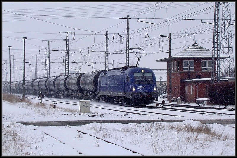 183 500-8 -mgw- vor einem lpendel nach Stendell. Hier neben dem Stellwerk am Abzweig`s Srg. am 19.02.09 