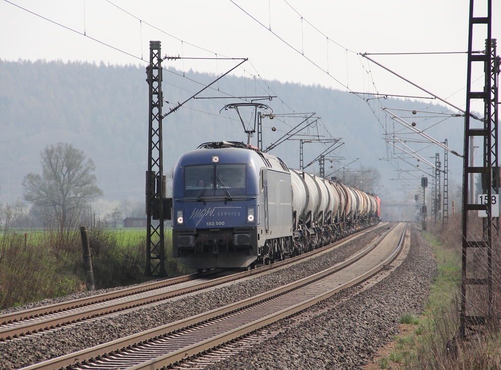 183 500 bespannte am 21.04.2013 einen Kesselwagenzug in Fahrtrichtung Bebra. Am Zugschluss hing noch 482 045-2 als Wagenlok. Aufgenommen zwischen Mecklar und Ludwigsau-Friedlos.