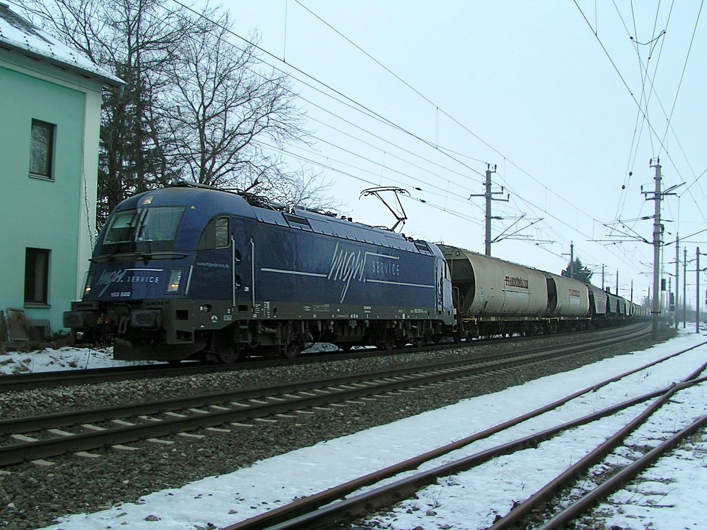 183 500 von mgw-service ist bei frostigem Nebelwetter mit einem Getreidezug in der N�he von Bruck/Leitha Richtung Ungarn unterwegs;100204