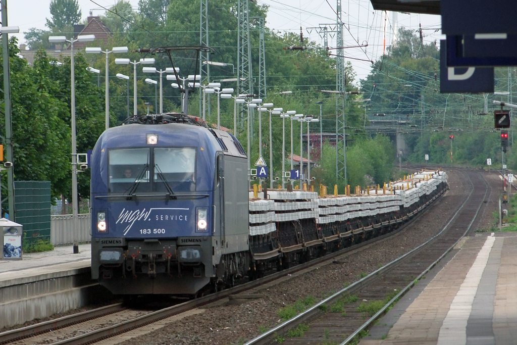 183 500 der MGW Service mit Schwellenzug bei der Durchfahrt in Recklinghausen 21.8.2010