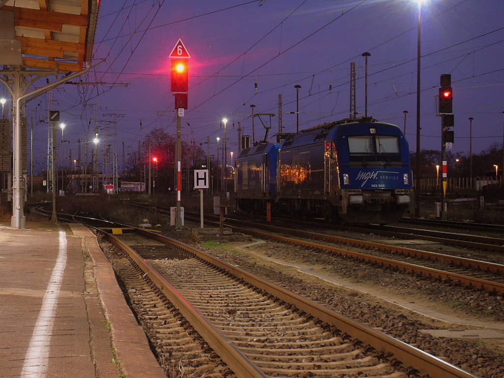 183 500 (Mietlok fr Raildox) und die Press 145 030 warteten am Feiertag des 06.01.2012 in Stendal auf neue Auftrge.