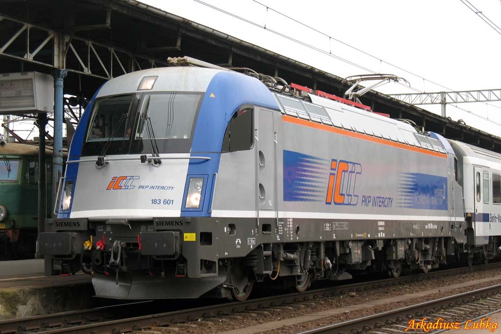 183 601  Husarz  mit EC45  Berlin-Warszawa-Express  steht am 21.10.2009 zur Abfahrt nach Warszawa im Posener Hauptbahnhof (Poznań Głwny) bereit
