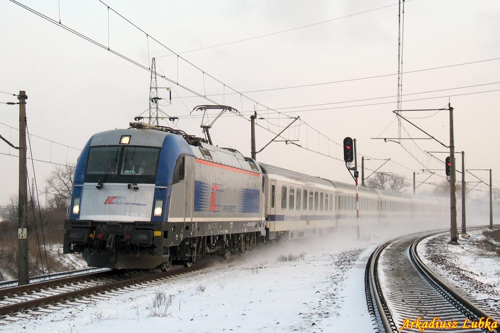 183 602  Husarz  mit EC44  Berlin-Warszawa-Express  durchfhrt am 18.12.2009 den Haltepunkt Poznań Grczyn
