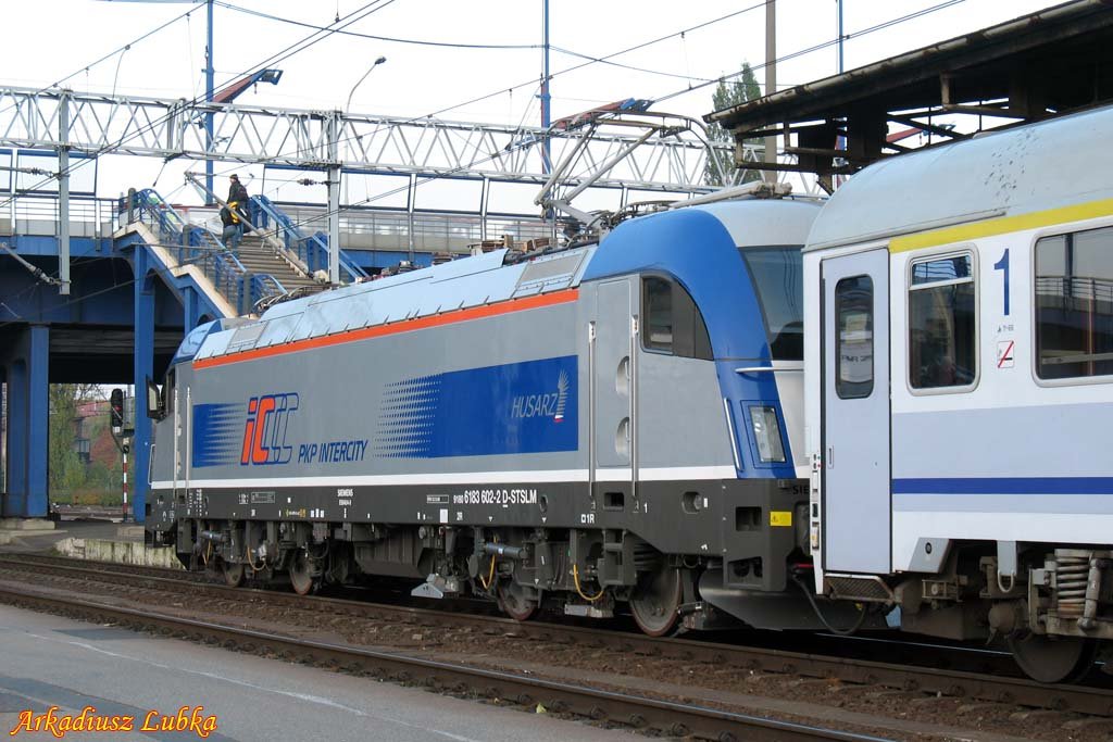 183 602  Husarz  mit EC45  Berlin-Warszawa-Express  steht am 03.11.2009 zur Abfahrt nach Warszawa im Posener Hauptbahnhof (Poznań Głwny) bereit
