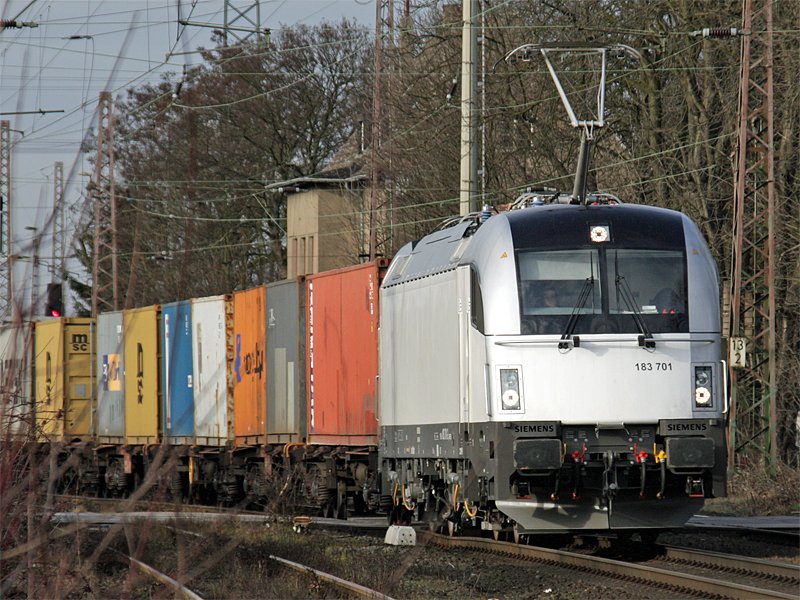 183 701 (mal etwas Weisses) mit Zug der Wiener Lokalbahnen Cargo am 27. Februar 2010 durch Ratingen-Lintorf.