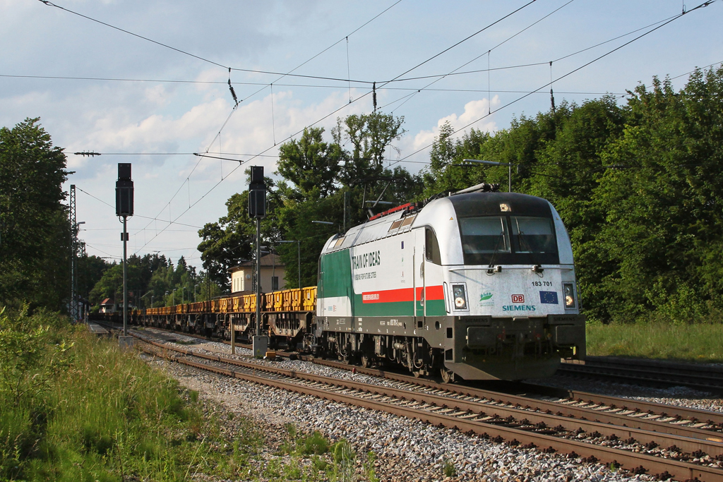 183 701 mit einem Bauzug am 15.06.2011 in Aling.