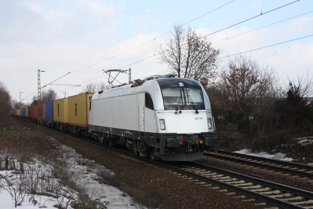 183 701 mit einem Contaierzug in Hannover Limmer am 20.02.2010. Kann mir jemand sagen fr wen die Lok fhrt.