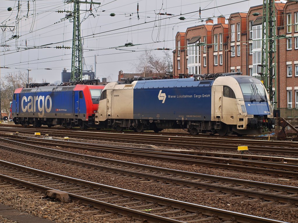 183 704-6 der Wiener Lokalbahn und 482 048-6 der SBB stehen am 19.02.2011 abgestellt im Aachener Hbf.