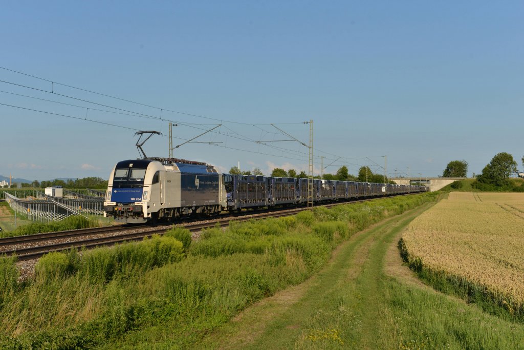 183 704 mit einem Autozug am 08.07.2012 unterwegs zwischen Plattling und Stephansposching.
