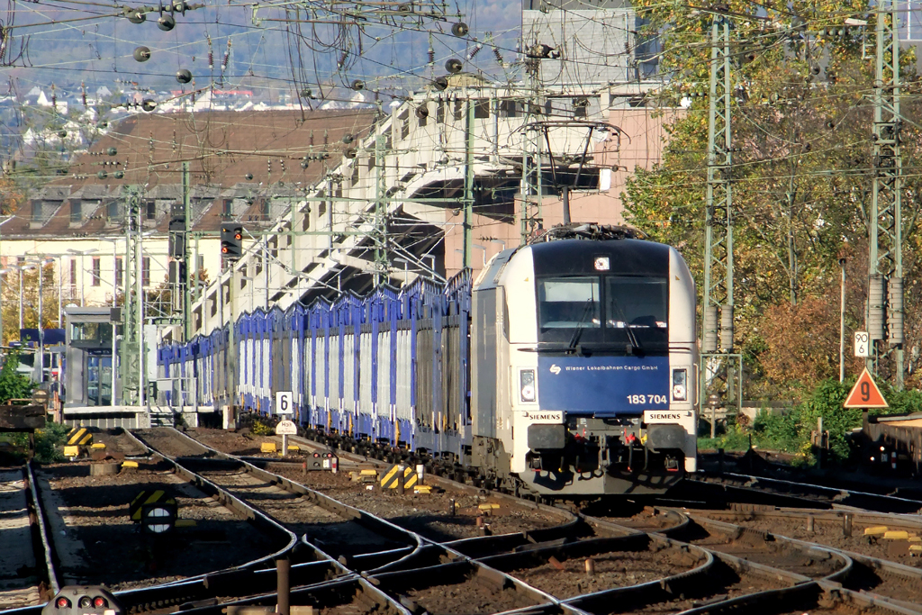 183 704 mit langem leerem Autozug in Koblenz 27.10.2012