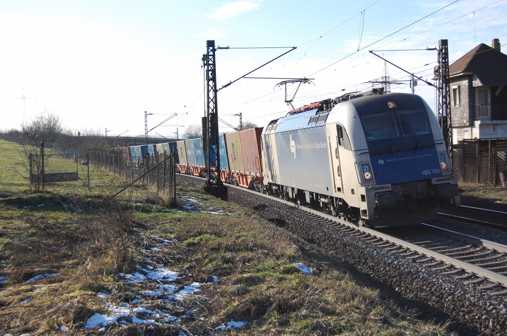 183 704 von der Wiener Lokalbahn mit einem Container-Zug hier kurz hinter dem Bahnhof Fulda, gen Bebra fahrend, 22.01.2011