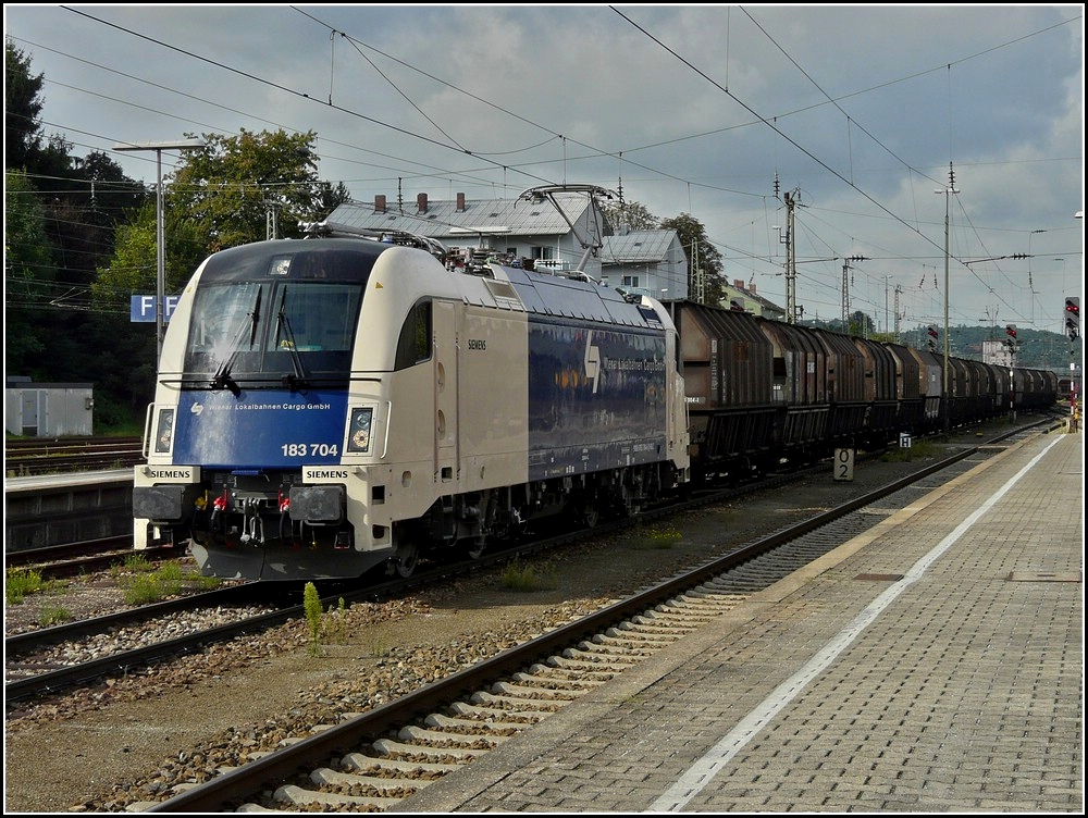 183 704 der Wiener Lokalbahn mit einem Gterzug am Haken durchfhrt am 17.09.2010 den Hauptbahnhof von Passau. (Jeanny) 