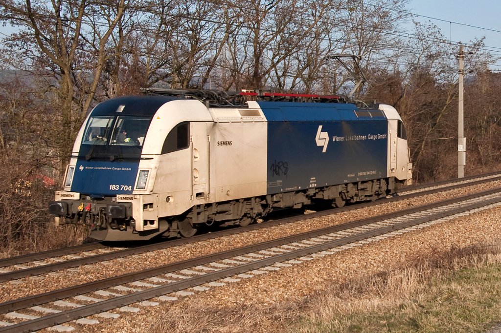 183 704 der Wiener Lokalbahnen Cargo GmbH f�hrt als Lz Richtung Westen. Die Aufnahme entstand am 17.03.2012 bei Unter Oberndorf.