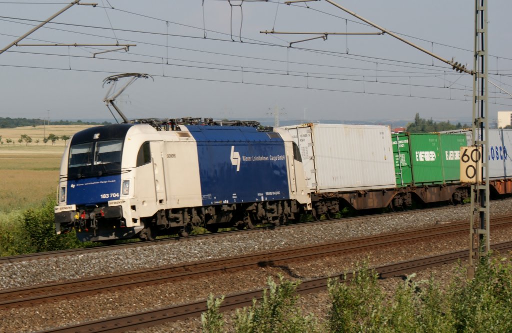 183 704 der Wiener Lokalbahnen mit KLV-Zug bei Iphofen am 29.06.2011