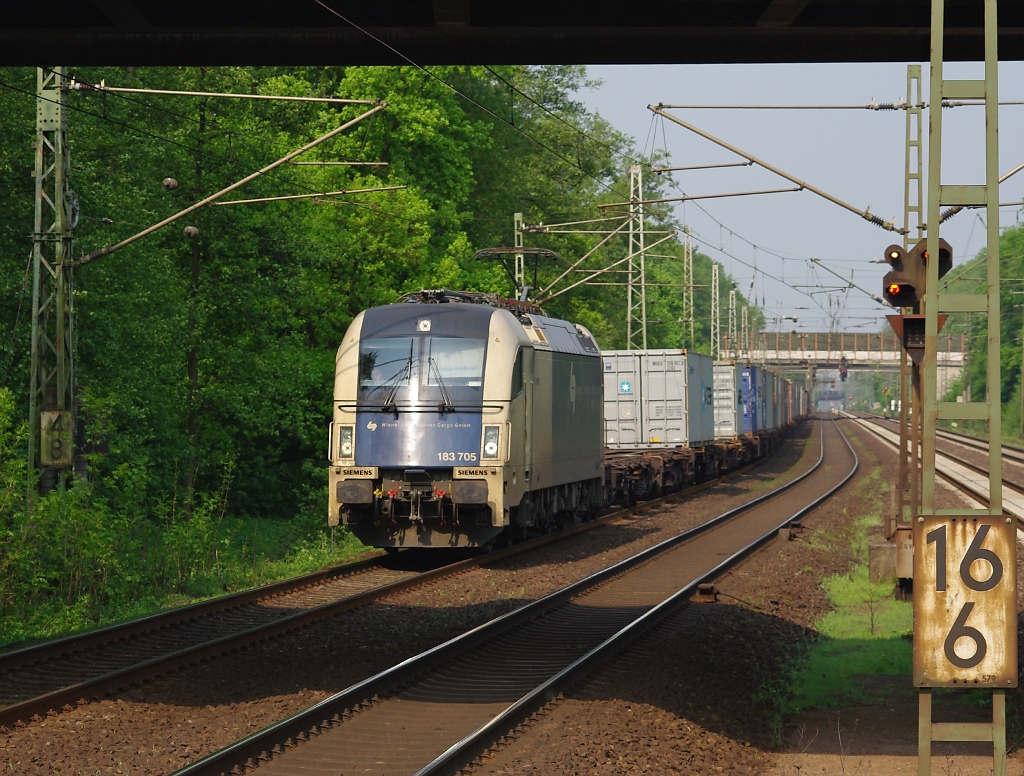 183 705 der Wiener Lokalbahn mit Containerzug in Fahrtrichtung Seelze. Aufgenommen am 29.04.2011 in Dedensen-G�mmer.