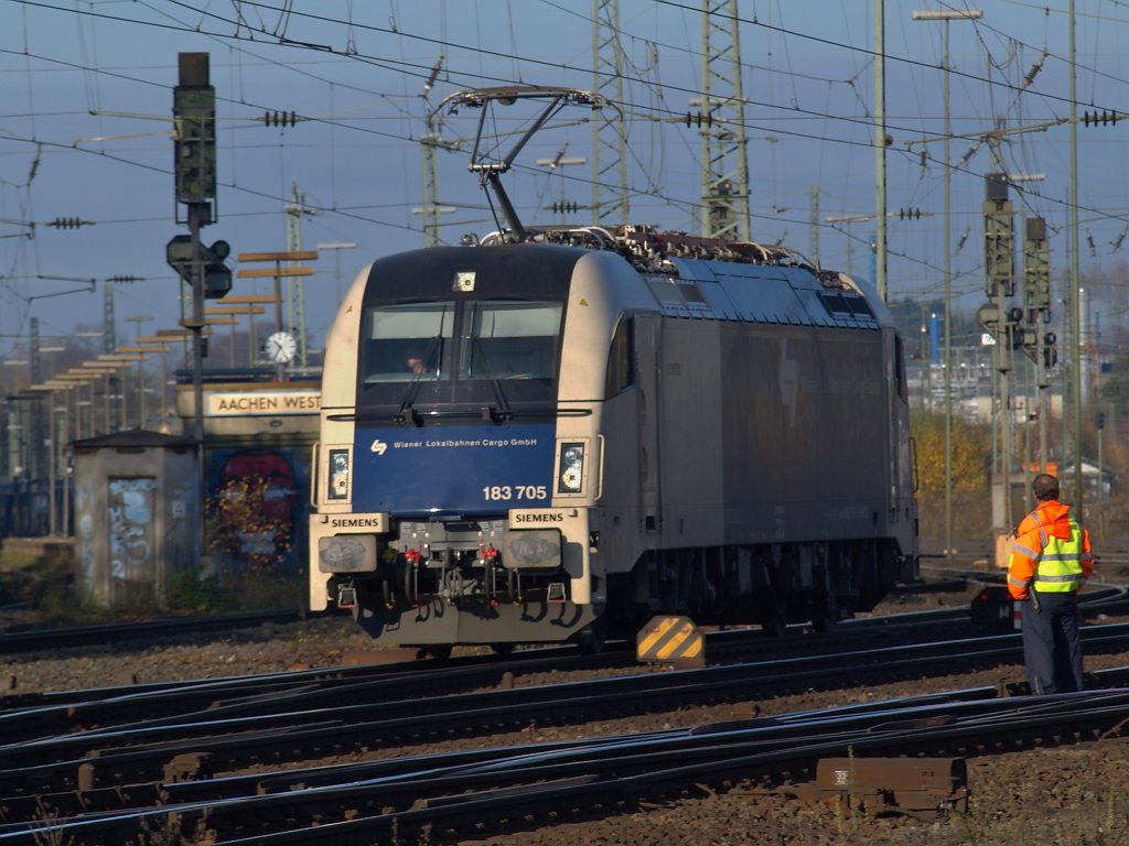 183 705 der Wiener Lokalbahnen Cargo Gmbh hat am 18.11.2010 einen Autozug f�r Belgien aus Richtung M�nchengladbach kommend in Aachen West abgestellt und f�hrt nun als Lz weiter Richtung Aachen Hbf. Der Autozug wird gleich von einer Class66 (PB01) �bernommen und auf der Montzenroute nach Belgien gezogen.