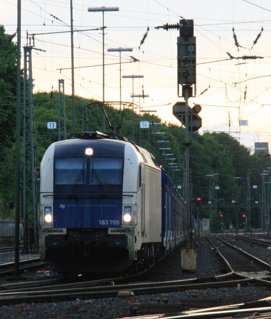 183 705 von der Wiener Lokalbahnen f�hrt mit einem langen Dacia-Autoleerzug aus Tongeren(B) nach Ciumesti(RO) bei der Ausfahrt aus Aachen-West und f�hrt in Richtung Aachen-Hbf,K�ln in der Abendstimmung am 15.5.2013.