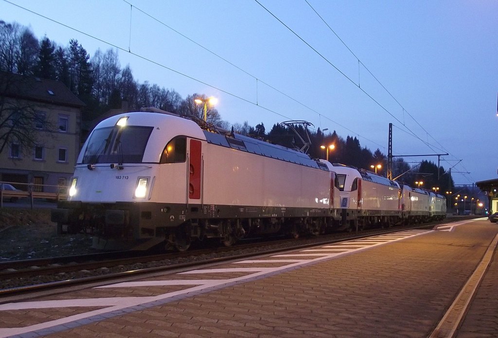183 713 steht am 24. Mrz 2012 mit 183 712, 193 924 und 193 922  Europa  als berfhrung von Velim nach Wegberg in Kronach.