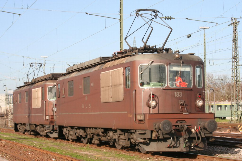 183 am 20.11.09 in Basel Bad. Bf. mit einer anderen Re425 beim Abstellort der BLS. 
Wappen der Lok: Kandersteg