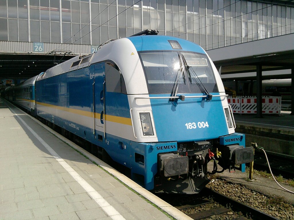 183004 steht mit einem Alex in Mnchen Hbf und wartet auf die Abfahrt in Richtung Regensburg Hbf.
Aufgenommen am 13.05.11