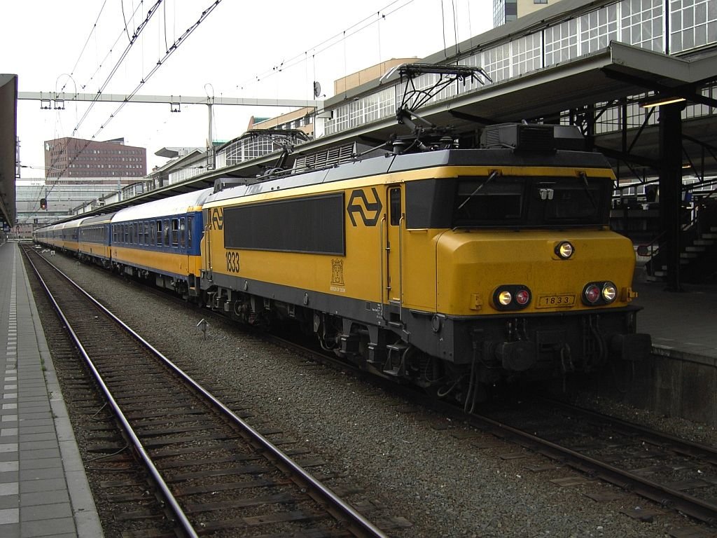 1833 (die ehemalige 1633) mit IC 1522 Deventer-Amsterdam Centraal auf Bahnhof Amersfoort am 12-6-2008.