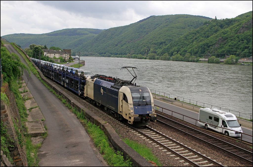183.705 war am 14.05.13 mit einem TOUAX Autozug auf der Rechten Rheinstrecke kurz nach Assmannshausen zu sehen.