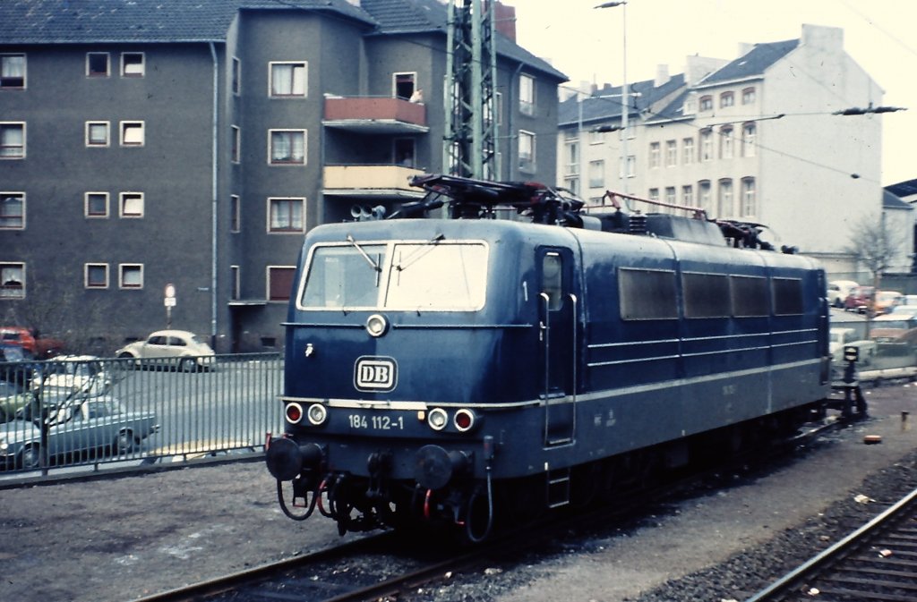 184 112-4 wartet in Aachen Hbf. Mitte der 1970er Jahre auf neue Aufgaben.