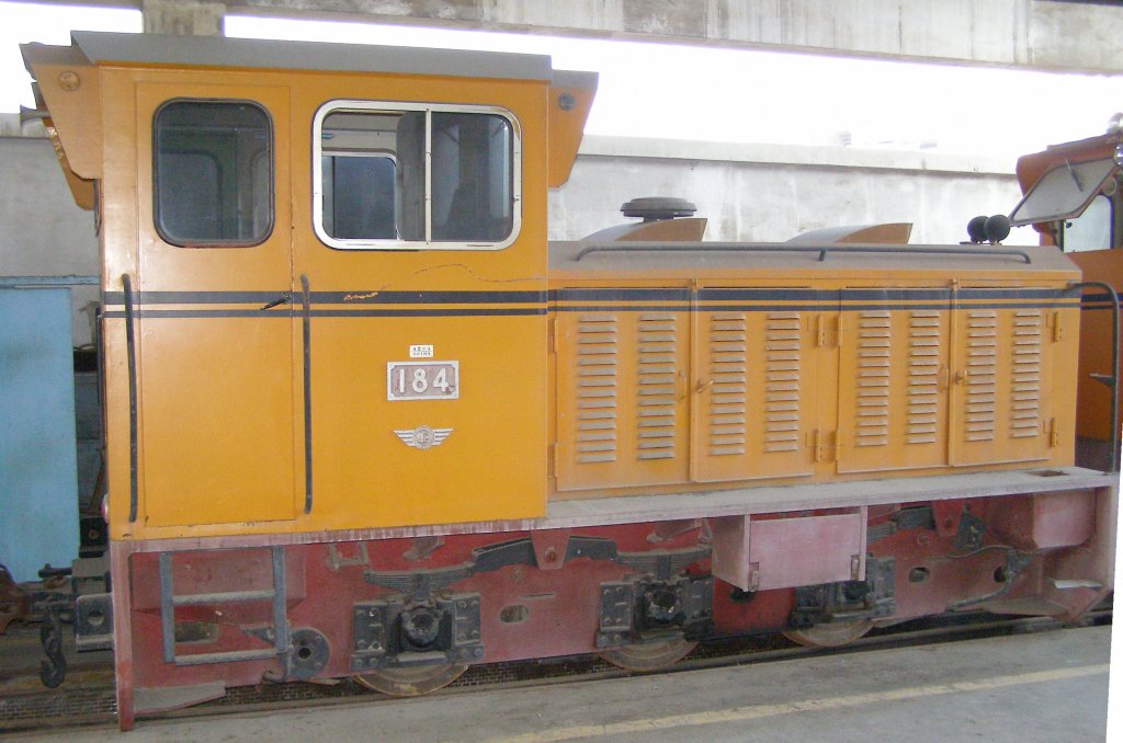 184 DIEMA Diesel-Lok. Standort: XinYing Zuckerplantage / Taiwan (29.11.2009)
2318’04.40  N, 12019’05.96  E.
Hersteller: Diepholzer Maschinenfabrik
Herstell-Typ: DFL200
Spurweite: 762 mm
Eigengewicht: 16,5 t
Auslieferung: 1979
Motorisierung: Benz OM403V > 247 PS
Hchstgeschwindigkeit: 40 km/h
Lokomotive ist fahrtchtig und fr die Personenbefrderung eingesetzt