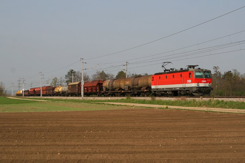 18.4.08 Die tglichen Gterzge zwischen Wien Zentralverschiebebahnhof und Laa an der Thaya bzw. Pernhofen Wulzeshofen sind immer wieder eine berraschung wert, hinsichtlich der Zuglnge als auch der Wagengattungen. 1044 012 bespannt den NG 64203 von Laa an der Thaya nach Kledering.