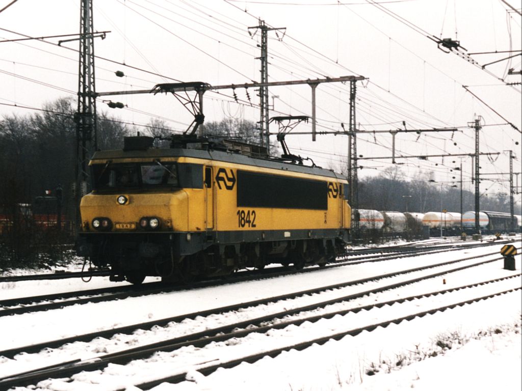 1842 (Nederlandse Spoorwegen) auf Bahnhof Bad Bentheim am 30-12-2000. Bild und scan: Date Jan de Vries.
