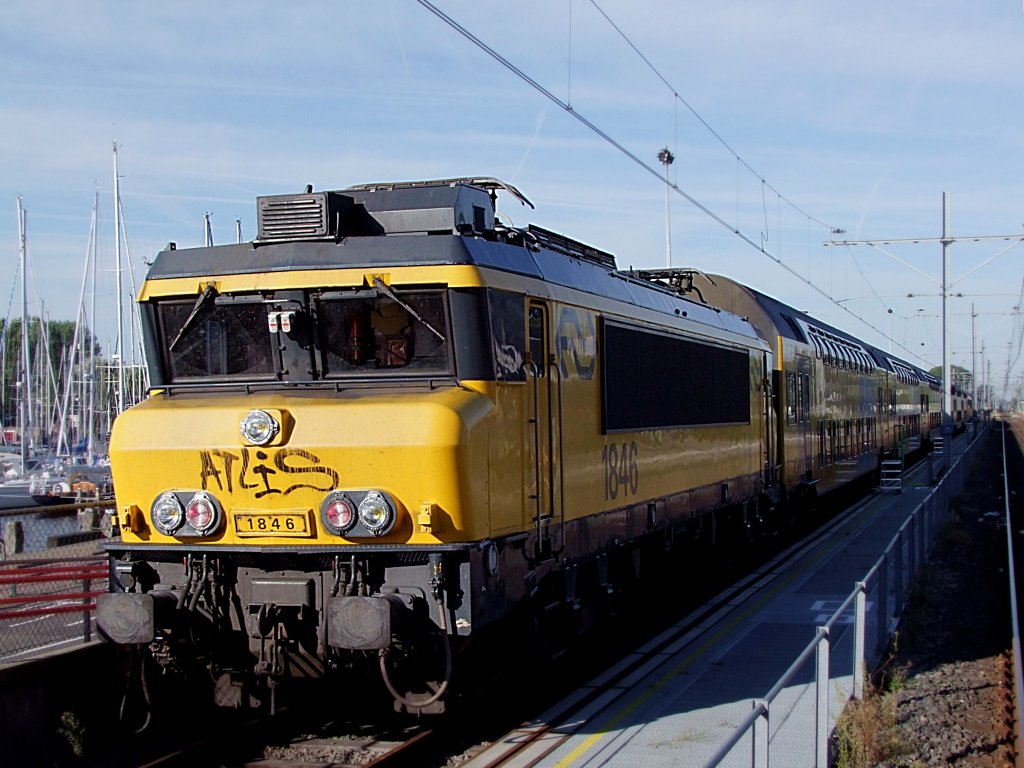 1846 wartet mit einer Garnitur am Bhf. Enkhuizen auf weitere Einstze;100905