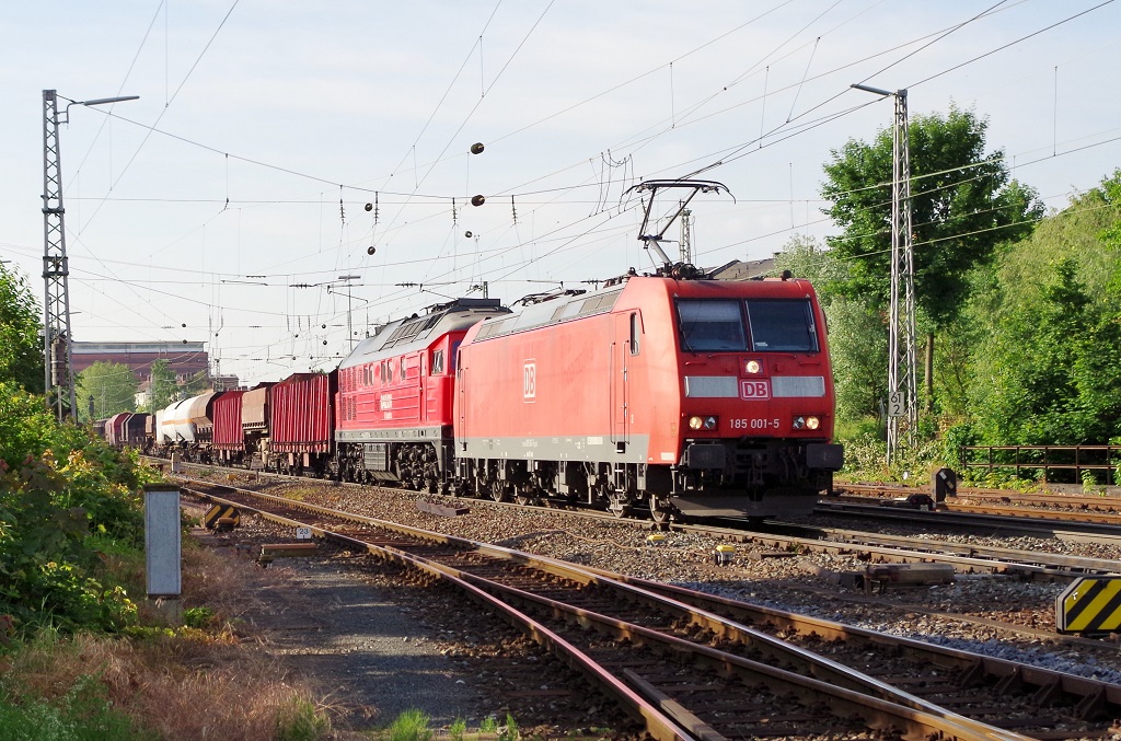 185 001 + 232 5xx mit gemischten Gterzug am 15.06.2013 in Bamberg. 