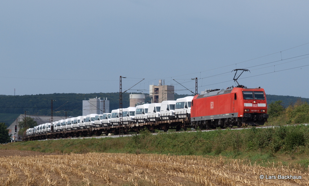 185 001-5 hat soeben mit einem VW-Zug Karlstadt (Main) durchfahren und rollt nun durch das Maintal Richtung Wrzburg. 05.09.12.