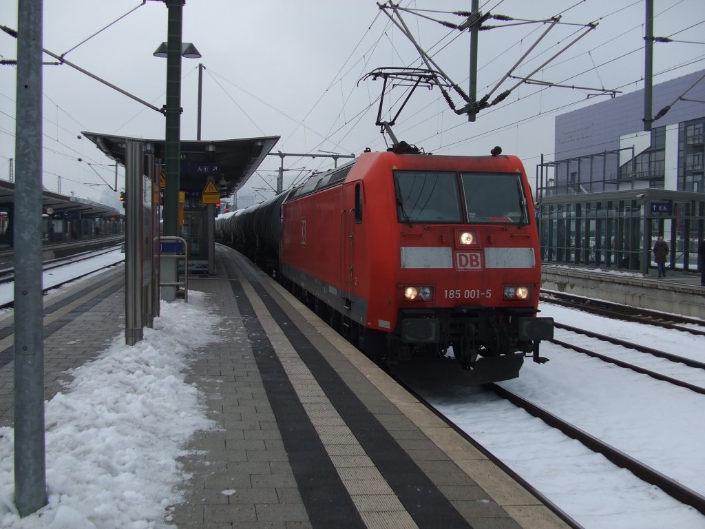185 001-5 mit einem Gterzug durch Bielefeld. Aufgenommen am 07.12.2010.