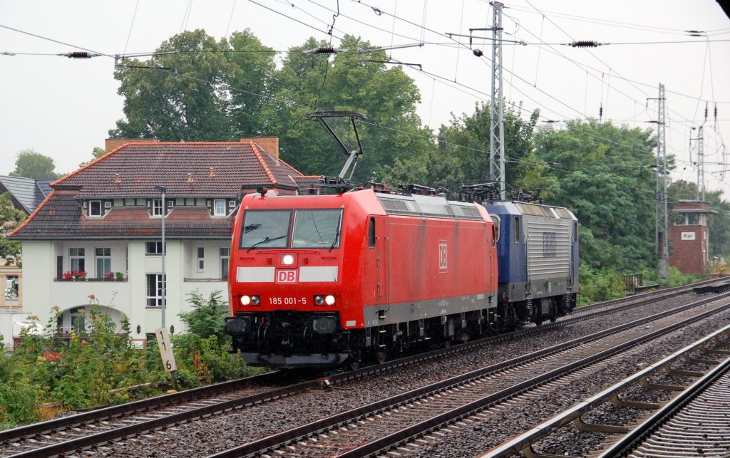 185 001 zieht am 03.08.10 eine RBH-143 durch Karow Richtung Bernau.