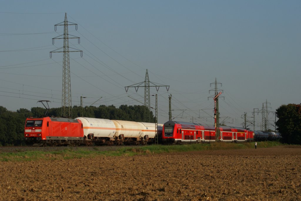 185 002-3 mit einem Kesselwagenzug in Neuss-Wei�enberg am 22.09.2010