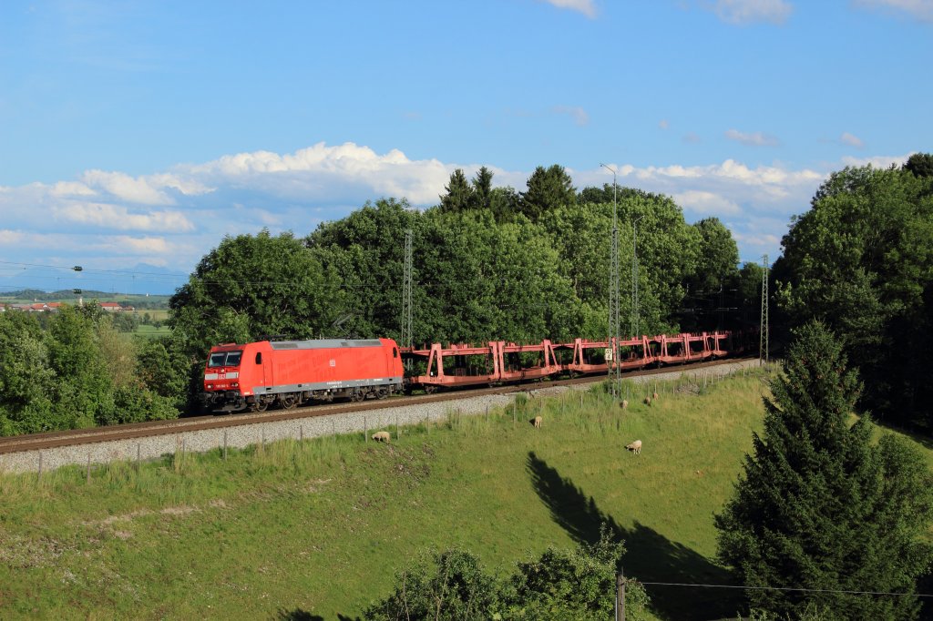 185 002-3 mit einem leeren Autotransportzug in Aling (Oberbayern) am 16.07.2012