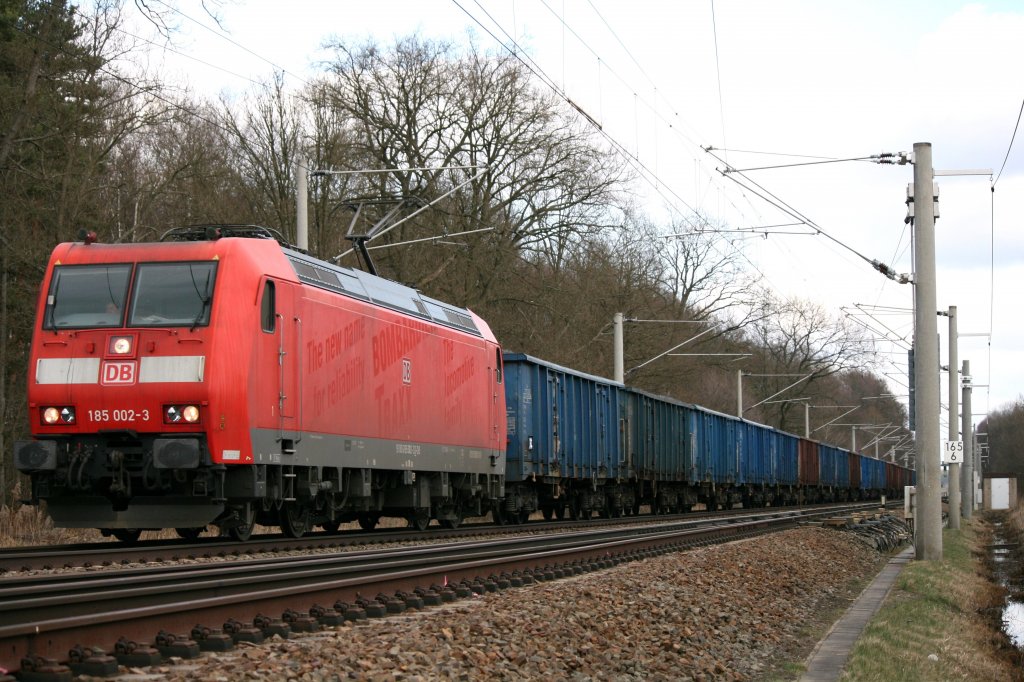 185 002-3 mit Ganzzug offener polnischer Gterwagen am 26.03.2011 zwischen Nennhausen und Rathenow
