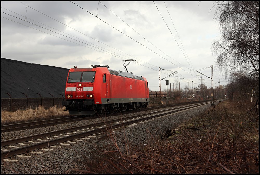 185 002 (9180 6185 002-3 D-DB) ist solo bei der Kokerei Prosper in Richtung Oberhausen unterwegs. (24.02.2010)