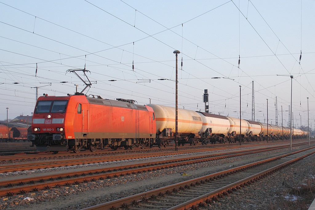 185 002 fhrt im letzten Sonnenlicht des 28.01.2011 durch Angermnde nach Stendell