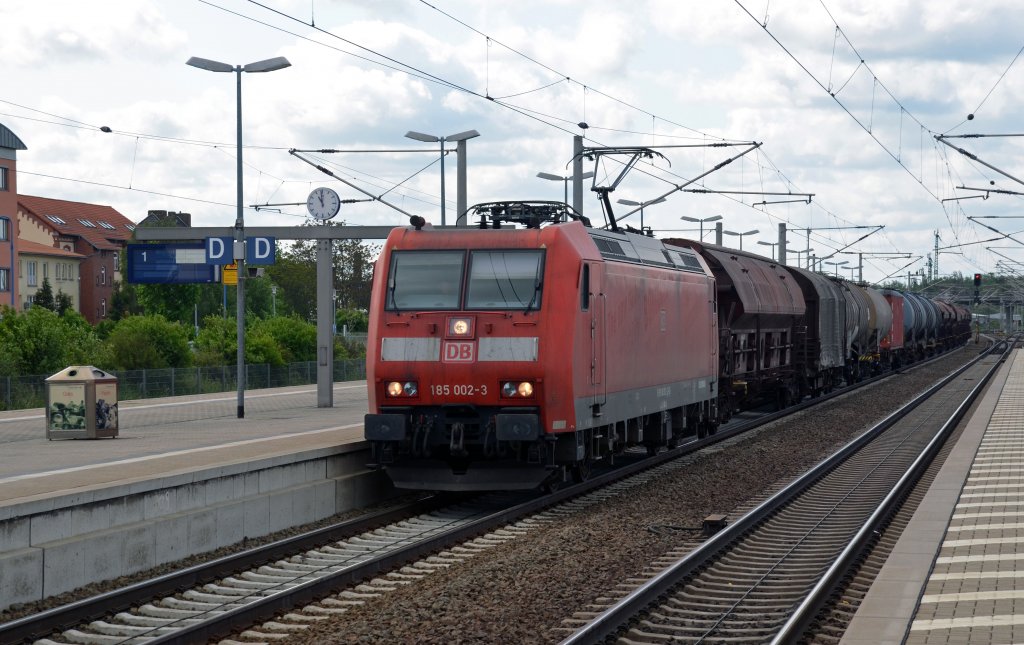 185 002 fuhr am 17.05.12 mit einem gemischten Gterzug durch Bitterfeld Richtung Dessau. An der Seite ist noch die ehemalige Werbung zu erkennen.