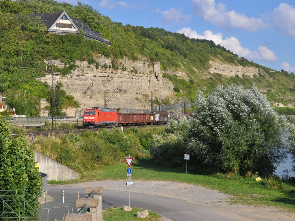 185 002 mit einem gem.GZ im Maintal Richtung Norden.Aufgenommen in Retzbach-Zellingen am 10.8.2013