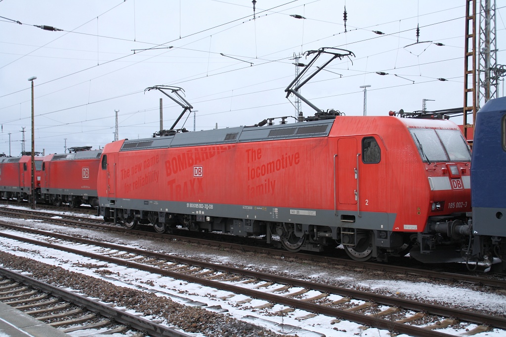 185 002 steht am 12.12.2010 im Bahnhof Angermnde