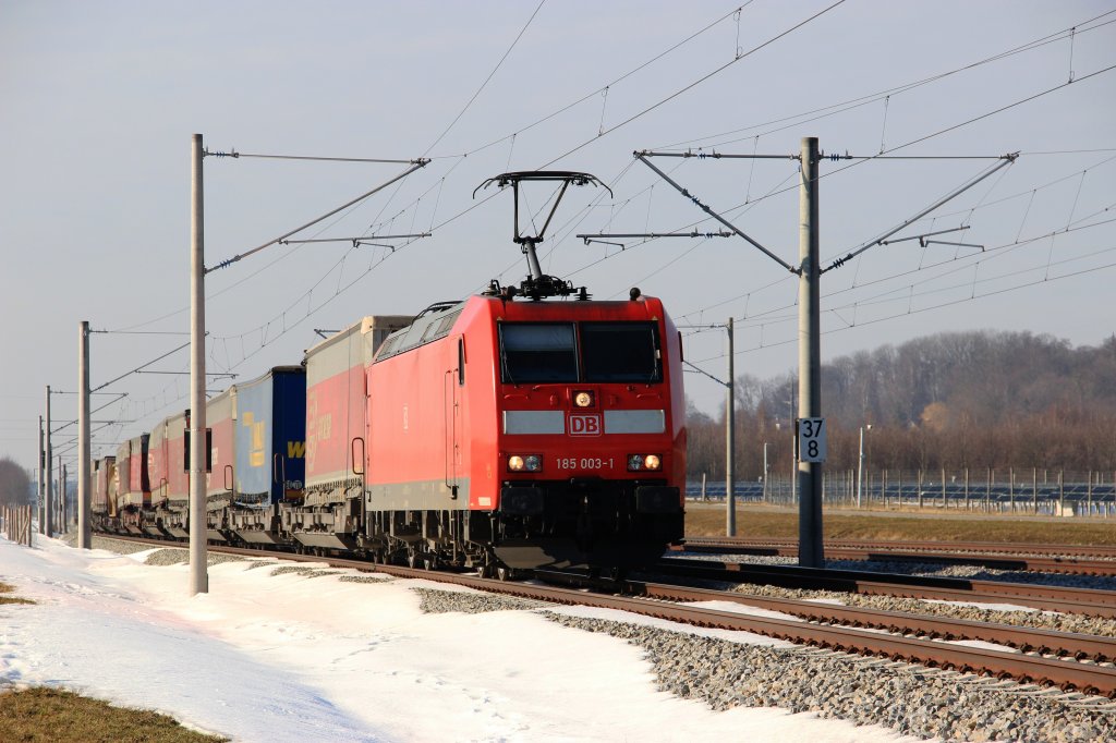 185 003-1 zieht einen gem. KLV am 21.02.12 bei Hrbach in Richtung Mnchen.